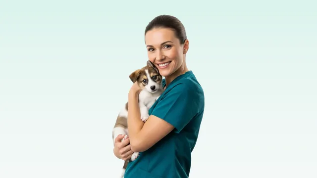 Veterinária segurando um filhote de cão no colo